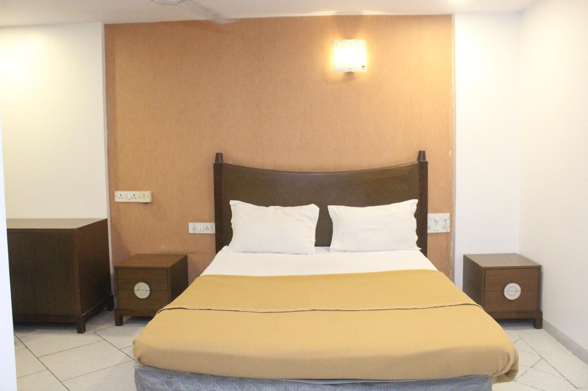 Hotel Western Court Boisar 外观 照片