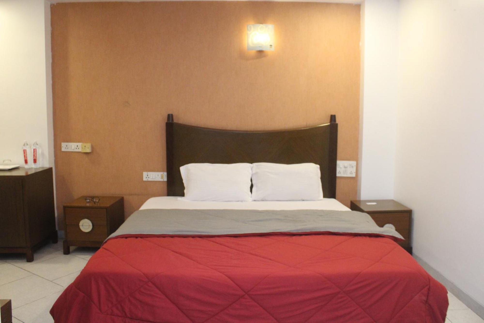 Hotel Western Court Boisar 外观 照片